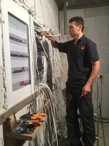 Elektryk, podłączanie płyt indukcyjnych, serwis sprzętu AGD